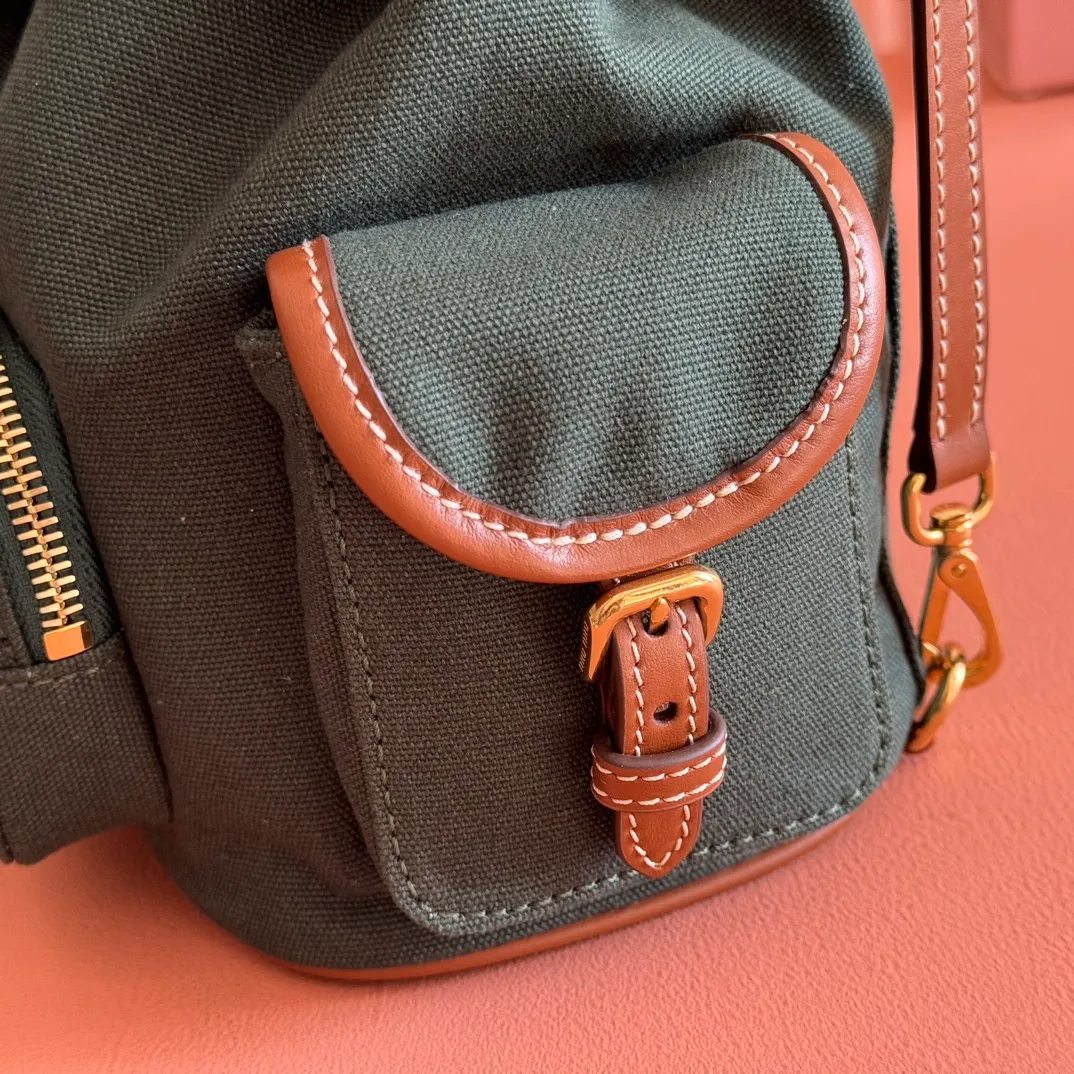 p1660. 💋💋💋【Configured with full package at counter】MIU Home new product college style backpack, the perfect combination of canvas and imported calfskin, thick wear-resistant linen blend lining, adopts a casual design style, fashionable, simple and advanced, combined with exquisite handcrafts, adds multiple pocket storage, shoulder straps and hand bags can be freely converted, greatly It improves the practicality. It is simply a tool for hanging. It can be worn with jeans, shirts or various casual sportswear. It is a very good item to wear, especially the capacity is large enough and it is light and easy to use. I sincerely recommend it. Model: 5bz043, size 22X18X11.5cm