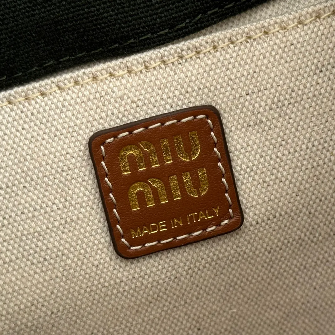 p1660. 💋💋💋【Configured with full package at counter】MIU Home new product college style backpack, the perfect combination of canvas and imported calfskin, thick wear-resistant linen blend lining, adopts a casual design style, fashionable, simple and advanced, combined with exquisite handcrafts, adds multiple pocket storage, shoulder straps and hand bags can be freely converted, greatly It improves the practicality. It is simply a tool for hanging. It can be worn with jeans, shirts or various casual sportswear. It is a very good item to wear, especially the capacity is large enough and it is light and easy to use. I sincerely recommend it. Model: 5bz043, size 22X18X11.5cm