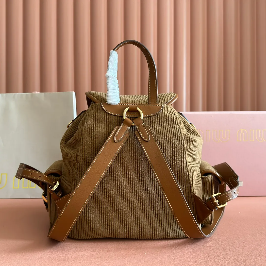 p1700. 💋💋💋【Configured with full package at counter】MIU Home new product college style backpack, the perfect combination of corduroy and imported calfskin, thick wear-resistant linen blend lining, adopts a casual design style, fashionable, simple and advanced, combined with exquisite handcrafts, adding multiple pockets for storage, the shoulder strap and hand bag can be freely converted, extremely It greatly improves the practicality. It is simply a tool for hanging. It can be worn with jeans, shirts or various casual sportswear. It is a very good item to wear, especially the capacity is large enough and light and easy to use. I highly recommend it. Model: 5bz043, size 22X18X11.5cm