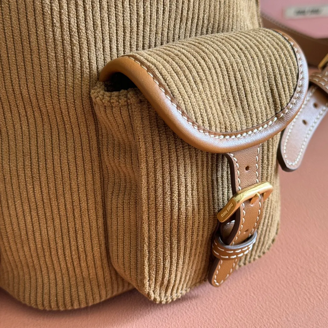 p1700. 💋💋💋【Configured with full package at counter】MIU Home new product college style backpack, the perfect combination of corduroy and imported calfskin, thick wear-resistant linen blend lining, adopts a casual design style, fashionable, simple and advanced, combined with exquisite handcrafts, adding multiple pockets for storage, the shoulder strap and hand bag can be freely converted, extremely It greatly improves the practicality. It is simply a tool for hanging. It can be worn with jeans, shirts or various casual sportswear. It is a very good item to wear, especially the capacity is large enough and light and easy to use. I highly recommend it. Model: 5bz043, size 22X18X11.5cm