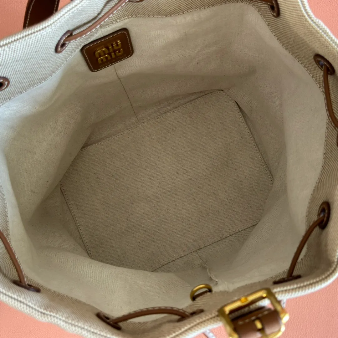 p1400💋💋💋【Full set of counter packaging】5BE089 Canvas Bucket Bag This canvas and leather bucket bag from Miu family is intertwined with contrasting materials and colors, highlighting its unique design features. The letter logo adds a unique personality to the design of this bag. Adjustable leather handles Gold-plated hardware Leather letter logo on front Leather drawstring closure Linen fabric lining Model: 5BE089 Dimensions: Height 29cm Width 17cm Length 23cm