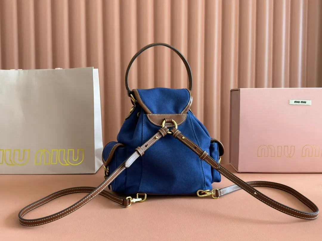 p1560. 💋💋💋【Configured with full package at counter】MIU Home new product college style backpack, the perfect combination of canvas and imported calfskin, thick wear-resistant linen blend lining, adopts a casual design style, fashionable, simple and advanced, combined with exquisite handcrafts, adds multiple pocket storage, shoulder straps and hand bags can be freely converted, greatly It improves the practicality. It is simply a tool for hanging. It can be worn with jeans, shirts or various casual sportswear. It is a very good item to wear, especially the capacity is large enough and it is light and easy to use. I sincerely recommend it. Model: 5bz043, size 22X18X11.5cm