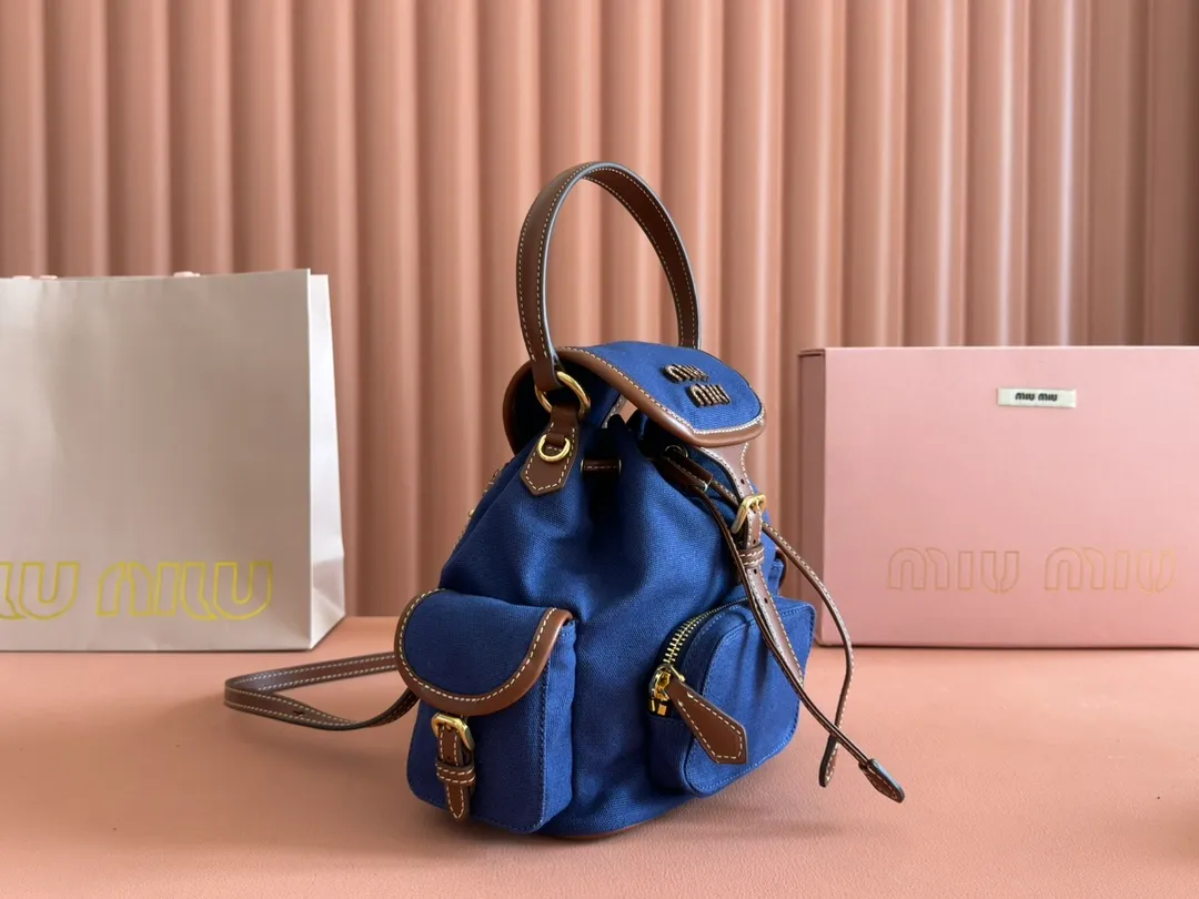 p1560. 💋💋💋【Configured with full package at counter】MIU Home new product college style backpack, the perfect combination of canvas and imported calfskin, thick wear-resistant linen blend lining, adopts a casual design style, fashionable, simple and advanced, combined with exquisite handcrafts, adds multiple pocket storage, shoulder straps and hand bags can be freely converted, greatly It improves the practicality. It is simply a tool for hanging. It can be worn with jeans, shirts or various casual sportswear. It is a very good item to wear, especially the capacity is large enough and it is light and easy to use. I sincerely recommend it. Model: 5bz043, size 22X18X11.5cm