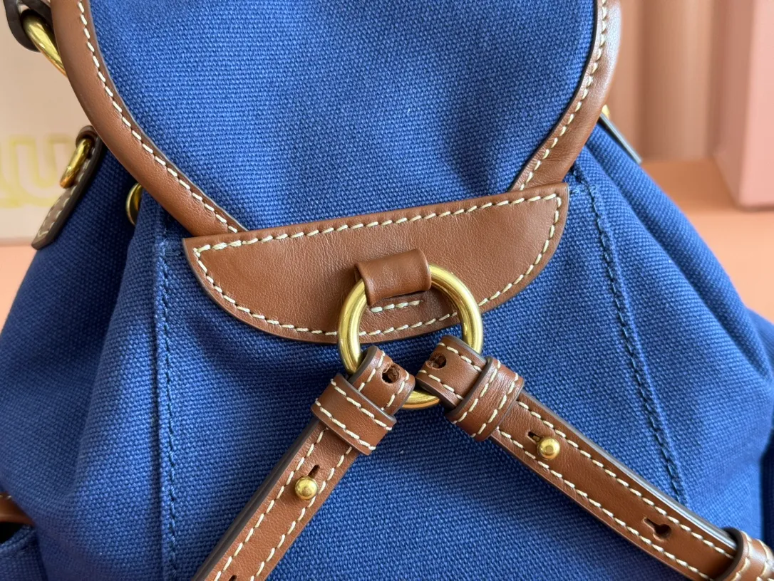 p1560. 💋💋💋【Configured with full package at counter】MIU Home new product college style backpack, the perfect combination of canvas and imported calfskin, thick wear-resistant linen blend lining, adopts a casual design style, fashionable, simple and advanced, combined with exquisite handcrafts, adds multiple pocket storage, shoulder straps and hand bags can be freely converted, greatly It improves the practicality. It is simply a tool for hanging. It can be worn with jeans, shirts or various casual sportswear. It is a very good item to wear, especially the capacity is large enough and it is light and easy to use. I sincerely recommend it. Model: 5bz043, size 22X18X11.5cm