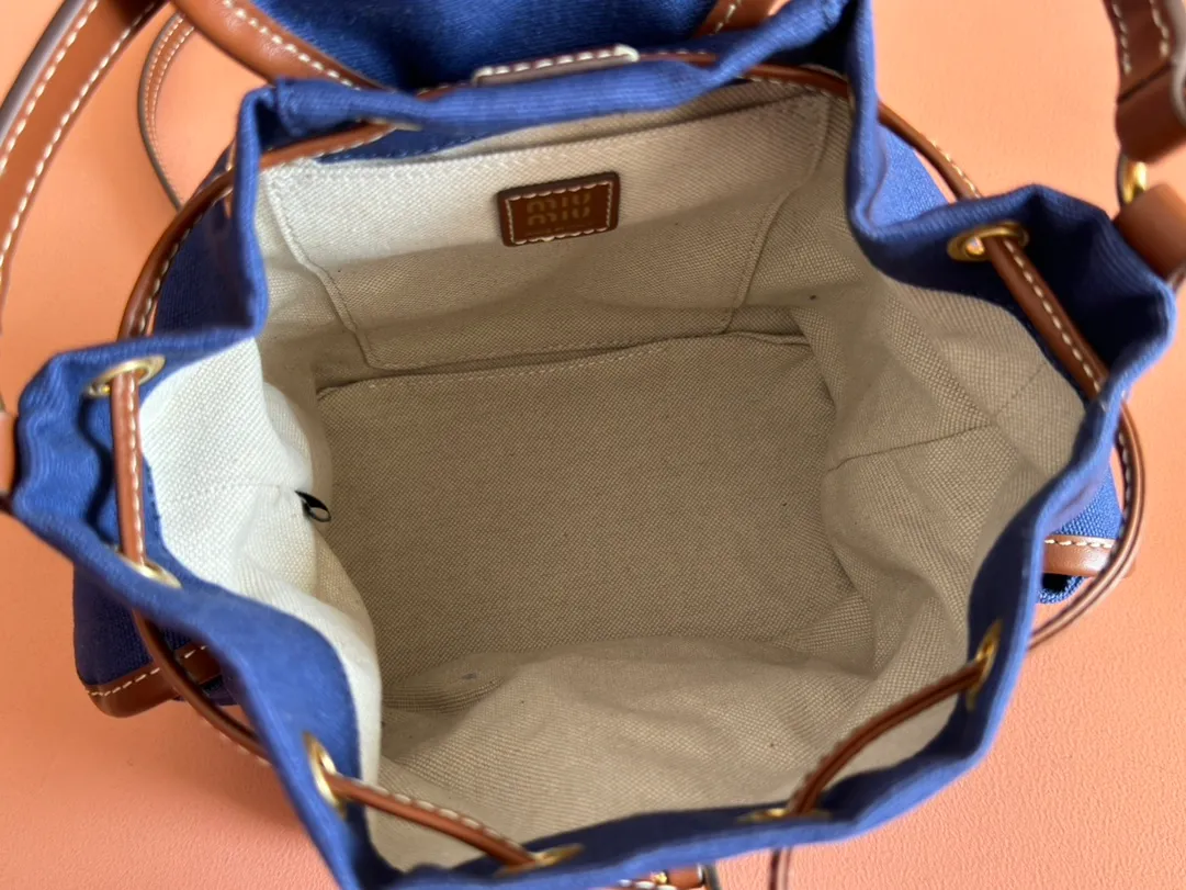 p1560. 💋💋💋【Configured with full package at counter】MIU Home new product college style backpack, the perfect combination of canvas and imported calfskin, thick wear-resistant linen blend lining, adopts a casual design style, fashionable, simple and advanced, combined with exquisite handcrafts, adds multiple pocket storage, shoulder straps and hand bags can be freely converted, greatly It improves the practicality. It is simply a tool for hanging. It can be worn with jeans, shirts or various casual sportswear. It is a very good item to wear, especially the capacity is large enough and it is light and easy to use. I sincerely recommend it. Model: 5bz043, size 22X18X11.5cm