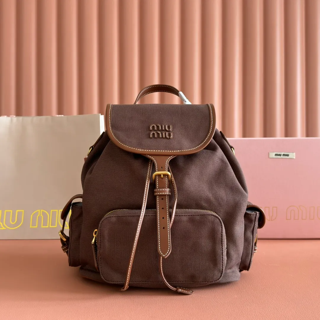 p1660. 💋💋💋【Configured with full package at counter】MIU Home new product college style backpack, the perfect combination of canvas and imported calfskin, thick wear-resistant linen blend lining, adopts a casual design style, fashionable, simple and advanced, combined with exquisite handcrafts, adding multiple pockets for storage, the shoulder strap and hand bag can be freely converted, which is a great convenience Improved practicality, it is simply a tool for dressing. It can be worn with jeans, shirts or various casual sportswear. It is a very good item to wear, especially the capacity is large enough and it is light and easy to use. I highly recommend it. Model: 5bz042, size 29.5x25x12.5cm