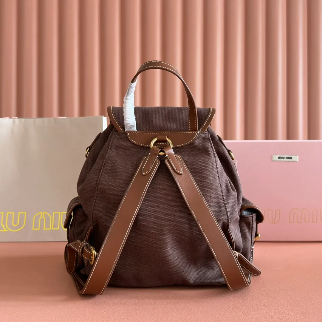 p1660. 💋💋💋【Configured with full package at counter】MIU Home new product college style backpack, the perfect combination of canvas and imported calfskin, thick wear-resistant linen blend lining, adopts a casual design style, fashionable, simple and advanced, combined with exquisite handcrafts, adding multiple pockets for storage, the shoulder strap and hand bag can be freely converted, which is a great convenience Improved practicality, it is simply a tool for dressing. It can be worn with jeans, shirts or various casual sportswear. It is a very good item to wear, especially the capacity is large enough and it is light and easy to use. I highly recommend it. Model: 5bz042, size 29.5x25x12.5cm