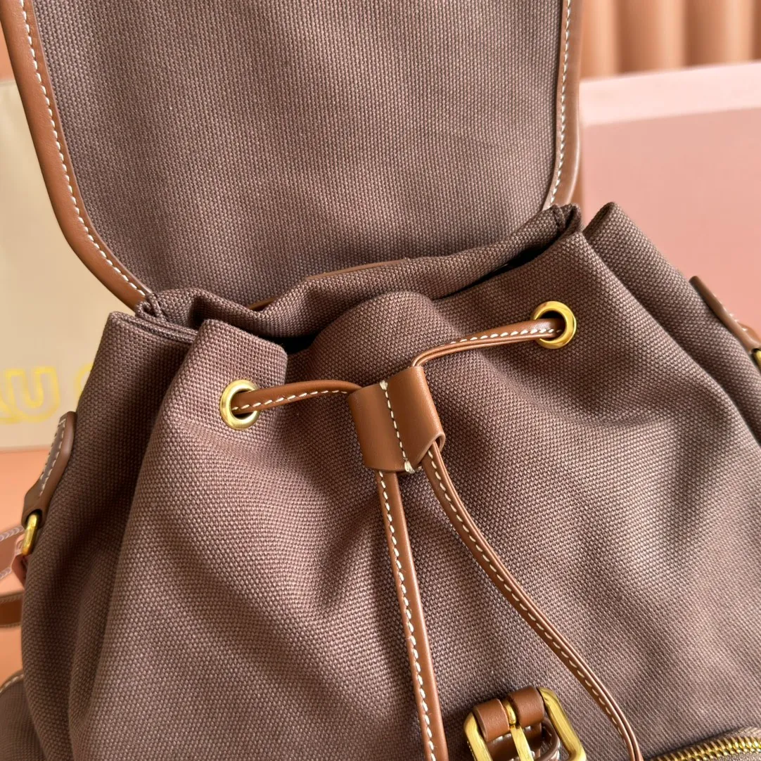 p1660. 💋💋💋【Configured with full package at counter】MIU Home new product college style backpack, the perfect combination of canvas and imported calfskin, thick wear-resistant linen blend lining, adopts a casual design style, fashionable, simple and advanced, combined with exquisite handcrafts, adding multiple pockets for storage, the shoulder strap and hand bag can be freely converted, which is a great convenience Improved practicality, it is simply a tool for dressing. It can be worn with jeans, shirts or various casual sportswear. It is a very good item to wear, especially the capacity is large enough and it is light and easy to use. I highly recommend it. Model: 5bz042, size 29.5x25x12.5cm