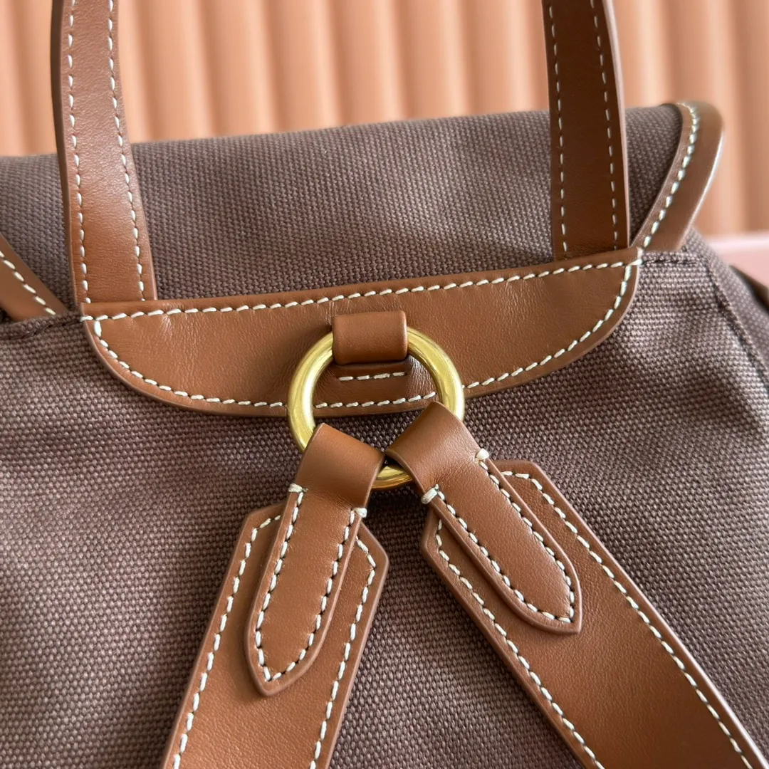 p1660. 💋💋💋【Configured with full package at counter】MIU Home new product college style backpack, the perfect combination of canvas and imported calfskin, thick wear-resistant linen blend lining, adopts a casual design style, fashionable, simple and advanced, combined with exquisite handcrafts, adding multiple pockets for storage, the shoulder strap and hand bag can be freely converted, which is a great convenience Improved practicality, it is simply a tool for dressing. It can be worn with jeans, shirts or various casual sportswear. It is a very good item to wear, especially the capacity is large enough and it is light and easy to use. I highly recommend it. Model: 5bz042, size 29.5x25x12.5cm