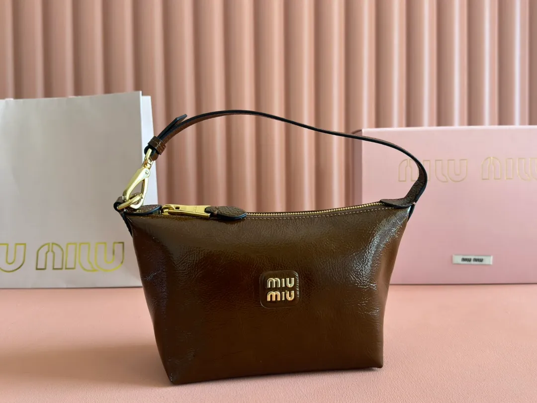 p1260💋💋💋【Full set of packaging at the counter】5NE841, new oil wax patent leather lunch box bag, unique ice crack texture, iconic Miu amount logo on the front, cotton lining, ultra-light, large capacity, looks good no matter how you wear it, suitable for all seasons, size: bottom length 19cm, opening width 25.5cm, height 14cm, bottom width 10cm