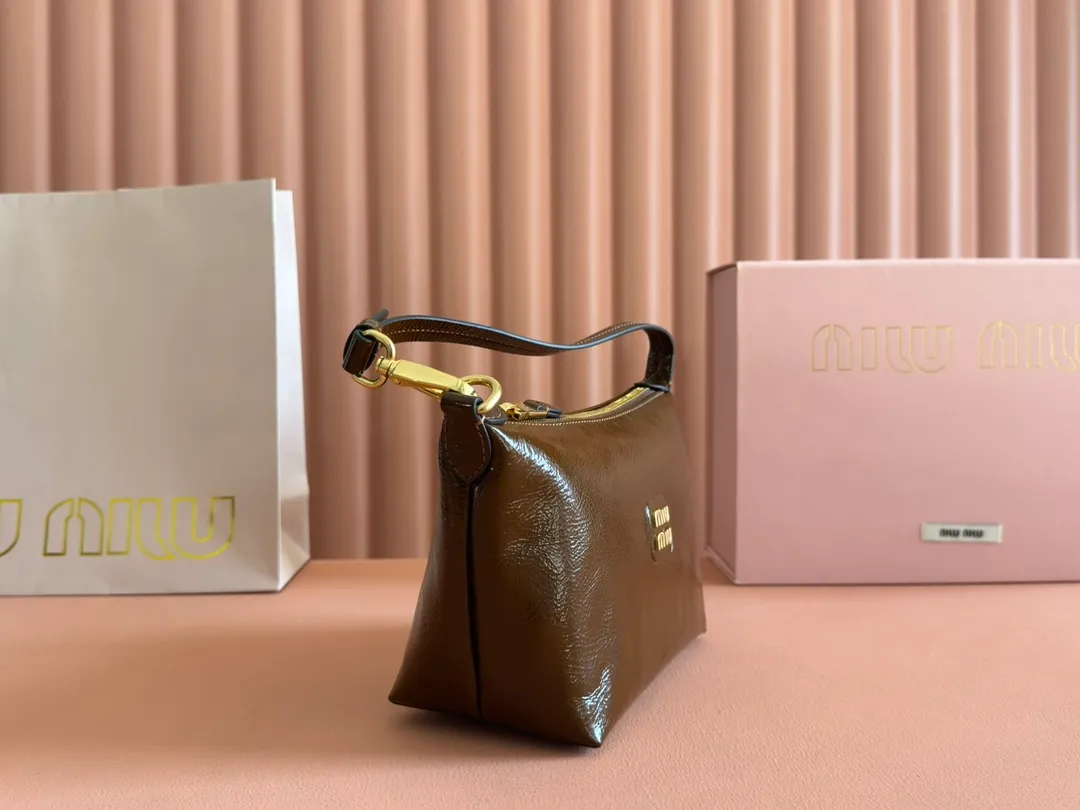 p1260💋💋💋【Full set of packaging at the counter】5NE841, new oil wax patent leather lunch box bag, unique ice crack texture, iconic Miu amount logo on the front, cotton lining, ultra-light, large capacity, looks good no matter how you wear it, suitable for all seasons, size: bottom length 19cm, opening width 25.5cm, height 14cm, bottom width 10cm