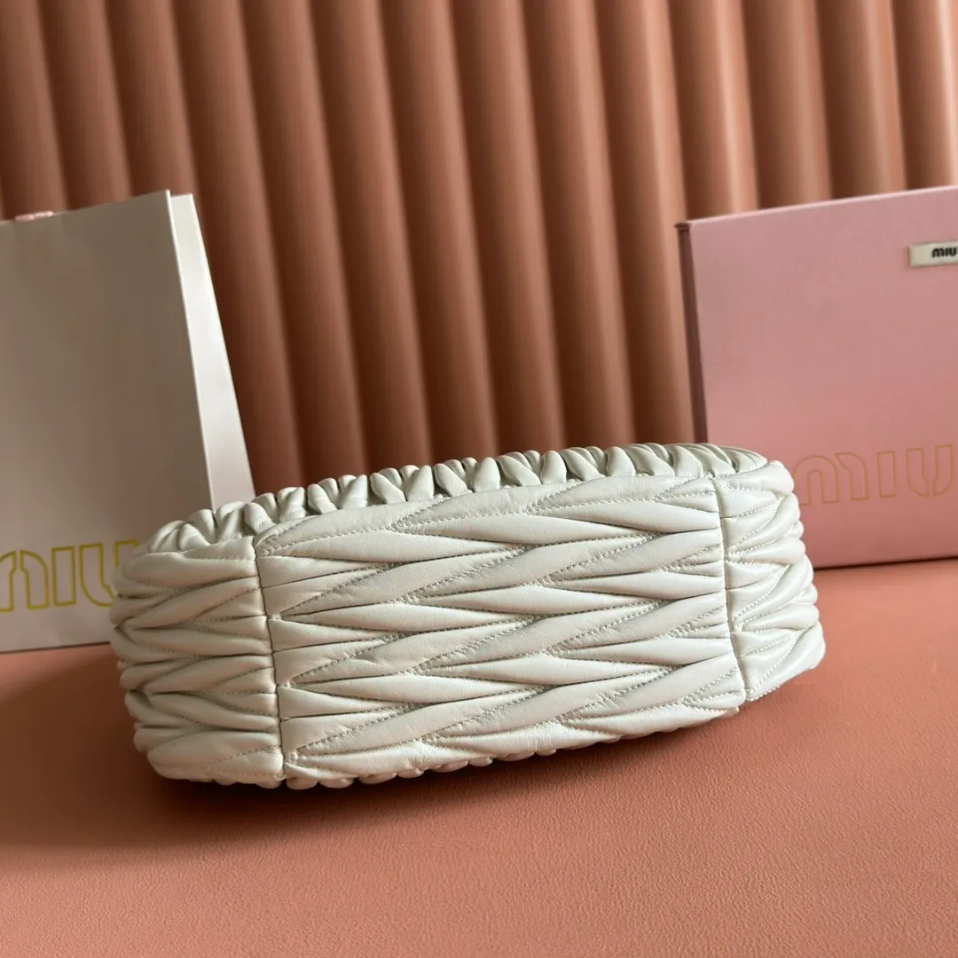 p1800💋💋💋【Full set of packaging at the counter】The new MiuWander handbag is made of imported lambskin classic brand's iconic Matelasse texture embroidery, retro frosted hardware, and the use of round curves to retain the playful feel it should have. The overall shape of the bag is stiff and stylish, full of personality, can be sweet or salty, and the capacity can be light. Almost everyone in the major fashionistas has one, size: 29 X 24 X 10 5bc108