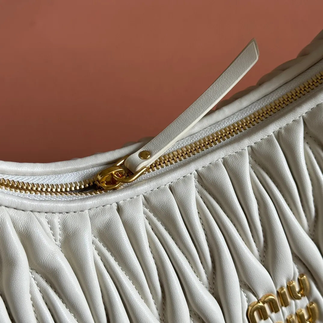 p1800💋💋💋【Full set of packaging at the counter】The new MiuWander handbag is made of imported lambskin classic brand's iconic Matelasse texture embroidery, retro frosted hardware, and the use of round curves to retain the playful feel it should have. The overall shape of the bag is stiff and stylish, full of personality, can be sweet or salty, and the capacity can be light. Almost everyone in the major fashionistas has one, size: 29 X 24 X 10 5bc108