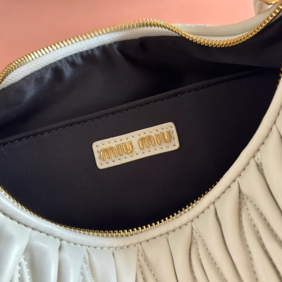 p1800💋💋💋【Full set of packaging at the counter】The new MiuWander handbag is made of imported lambskin classic brand's iconic Matelasse texture embroidery, retro frosted hardware, and the use of round curves to retain the playful feel it should have. The overall shape of the bag is stiff and stylish, full of personality, can be sweet or salty, and the capacity can be light. Almost everyone in the major fashionistas has one, size: 29 X 24 X 10 5bc108