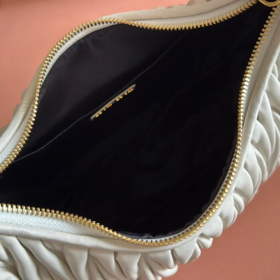 p1800💋💋💋【Full set of packaging at the counter】The new MiuWander handbag is made of imported lambskin classic brand's iconic Matelasse texture embroidery, retro frosted hardware, and the use of round curves to retain the playful feel it should have. The overall shape of the bag is stiff and stylish, full of personality, can be sweet or salty, and the capacity can be light. Almost everyone in the major fashionistas has one, size: 29 X 24 X 10 5bc108