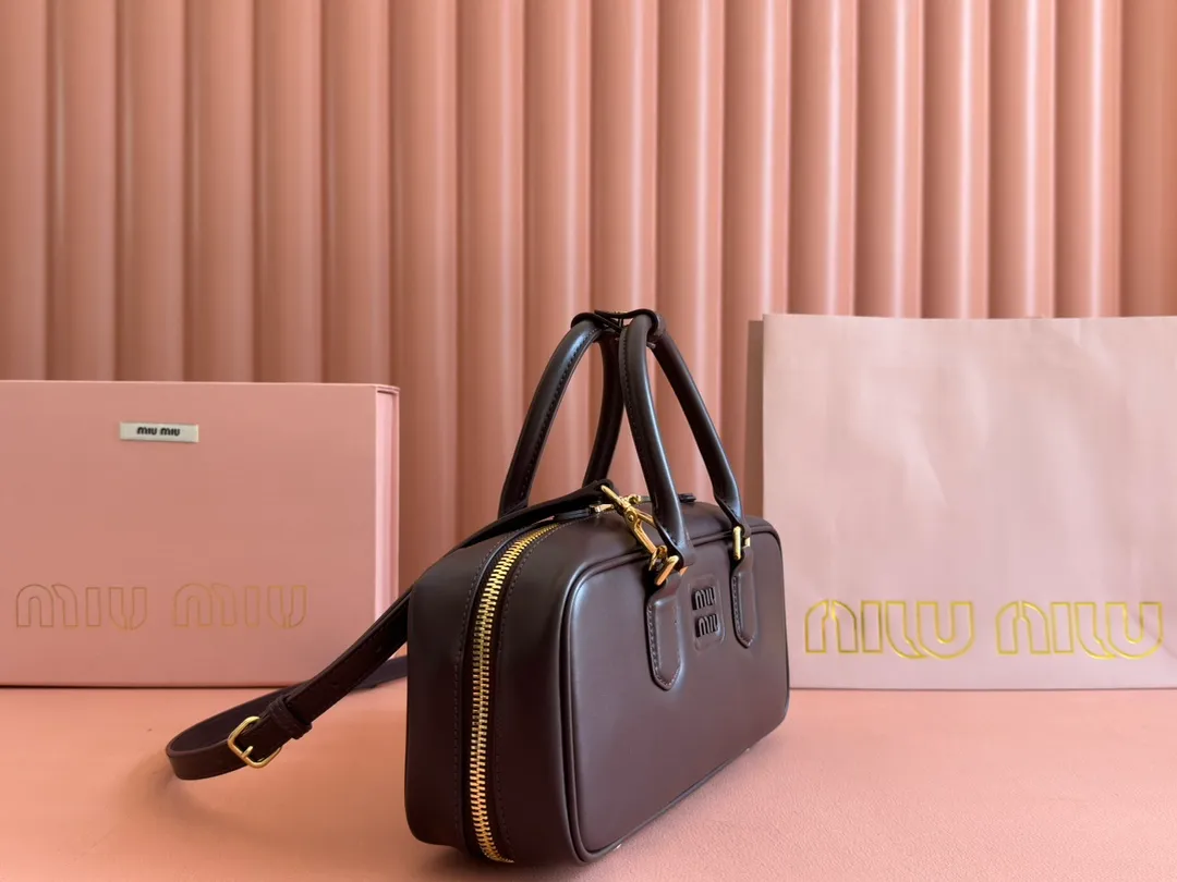 💋💋💋p1720【Premium hardware original leather】Arcadie cow leather medium (27cm) bowling handbag/crossbody bag ~ cognac color cowhide This Arcadic handbag demonstrates the unique concept that fashion is a tool that translates the reflection of reality into material form. The letter logo that complements the finish of the metal hardware accessories is exquisitely crafted and demonstrates a highly recognizable classic style. Dynamic and elegant lines with adjustable and detachable shoulder straps present a practical and versatile design with modern charm. ～Detachable and adjustable shoulder strap ～Zipper closure ～Painted metal letter logo on the front ～Lined with zippered pocket ～Comes with foot studs Size: W27×H12×D9cm No.: 5BB148