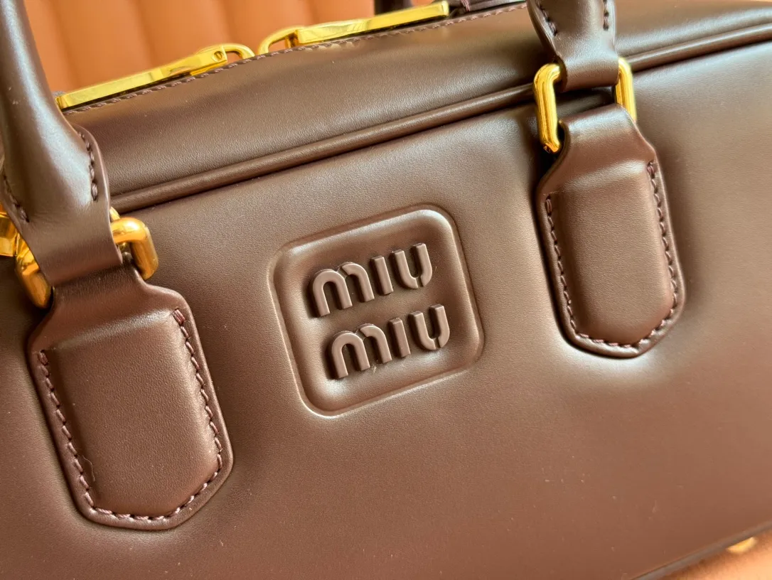 💋💋💋p1720【Premium hardware original leather】Arcadie cow leather medium (27cm) bowling handbag/crossbody bag ~ cognac color cowhide This Arcadic handbag demonstrates the unique concept that fashion is a tool that translates the reflection of reality into material form. The letter logo that complements the finish of the metal hardware accessories is exquisitely crafted and demonstrates a highly recognizable classic style. Dynamic and elegant lines with adjustable and detachable shoulder straps present a practical and versatile design with modern charm. ～Detachable and adjustable shoulder strap ～Zipper closure ～Painted metal letter logo on the front ～Lined with zippered pocket ～Comes with foot studs Size: W27×H12×D9cm No.: 5BB148