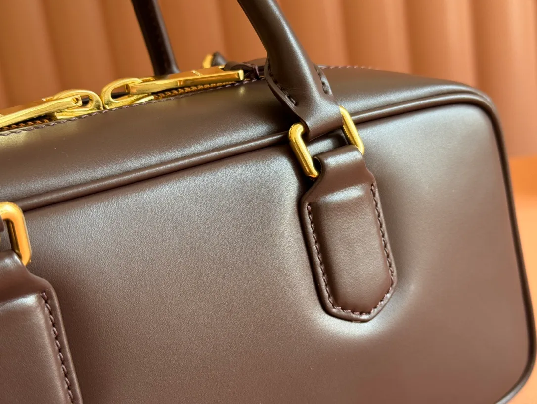 💋💋💋p1720【Premium hardware original leather】Arcadie cow leather medium (27cm) bowling handbag/crossbody bag ~ cognac color cowhide This Arcadic handbag demonstrates the unique concept that fashion is a tool that translates the reflection of reality into material form. The letter logo that complements the finish of the metal hardware accessories is exquisitely crafted and demonstrates a highly recognizable classic style. Dynamic and elegant lines with adjustable and detachable shoulder straps present a practical and versatile design with modern charm. ～Detachable and adjustable shoulder strap ～Zipper closure ～Painted metal letter logo on the front ～Lined with zippered pocket ～Comes with foot studs Size: W27×H12×D9cm No.: 5BB148