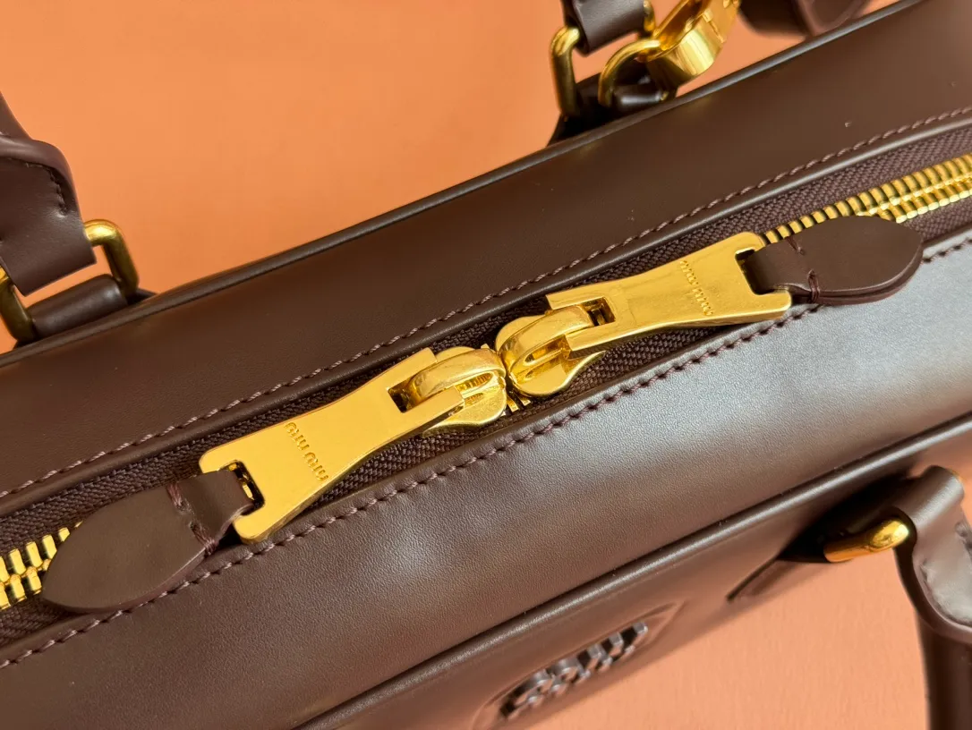 💋💋💋p1720【Premium hardware original leather】Arcadie cow leather medium (27cm) bowling handbag/crossbody bag ~ cognac color cowhide This Arcadic handbag demonstrates the unique concept that fashion is a tool that translates the reflection of reality into material form. The letter logo that complements the finish of the metal hardware accessories is exquisitely crafted and demonstrates a highly recognizable classic style. Dynamic and elegant lines with adjustable and detachable shoulder straps present a practical and versatile design with modern charm. ～Detachable and adjustable shoulder strap ～Zipper closure ～Painted metal letter logo on the front ～Lined with zippered pocket ～Comes with foot studs Size: W27×H12×D9cm No.: 5BB148
