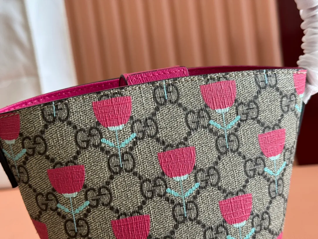 p720💋💋💋【Configuring full counter packaging】gucc Korean illustrator and writer Seungyoun Kim is known for her charming and cute designs. Her works are reminiscent of familiar scenes from childhood. She adds prints and embroideries of puppies and other animals to the brand’s name for the Cruise 2025 children’s collection. Model: 752356 Size: 18.5x16.5x7.5cm