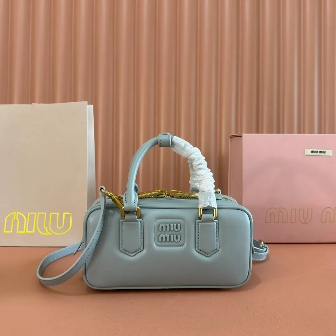 p1640💋💋💋【Full set of packaging at the counter】MIU MIU Miu Miu Lake Ice Blue Bowling Upper Body Effect! Miu Miu Women's Arcadia Cowhide Handbag Crossbody Bag👝Lightly padded design makes the handbag look fuller, showing a cosmopolitan style. The letter logo, which echoes the finish of the metal hardware, straddles the line between function and decoration, giving this handbag a unique aesthetic and classic feel. Size: 22✖️10.5✖️7.5cm Style number: 5bb142 bean paste