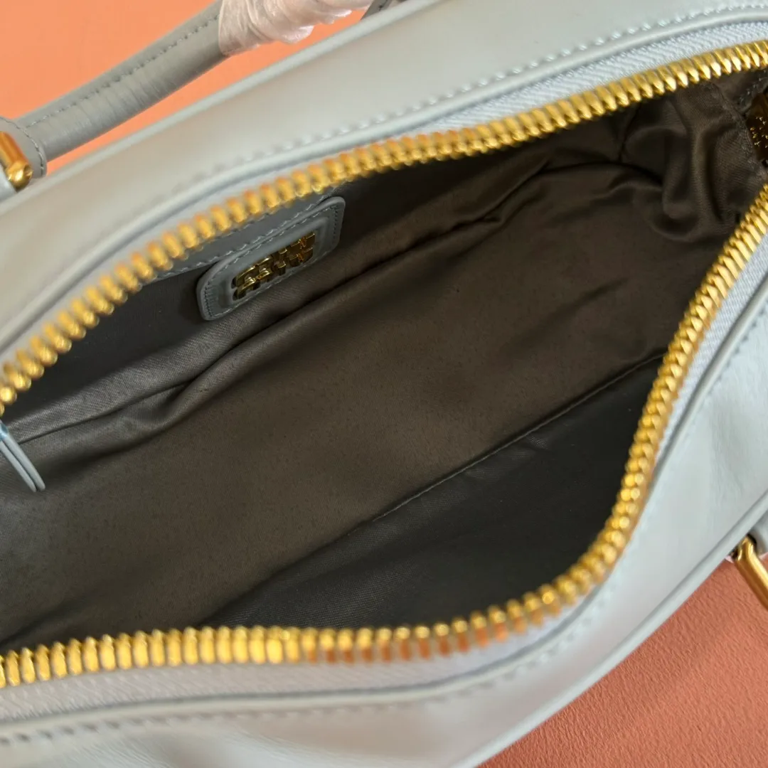 p1640💋💋💋【Full set of packaging at the counter】MIU MIU Miu Miu Lake Ice Blue Bowling Upper Body Effect! Miu Miu Women's Arcadia Cowhide Handbag Crossbody Bag👝Lightly padded design makes the handbag look fuller, showing a cosmopolitan style. The letter logo, which echoes the finish of the metal hardware, straddles the line between function and decoration, giving this handbag a unique aesthetic and classic feel. Size: 22✖️10.5✖️7.5cm Style number: 5bb142 bean paste