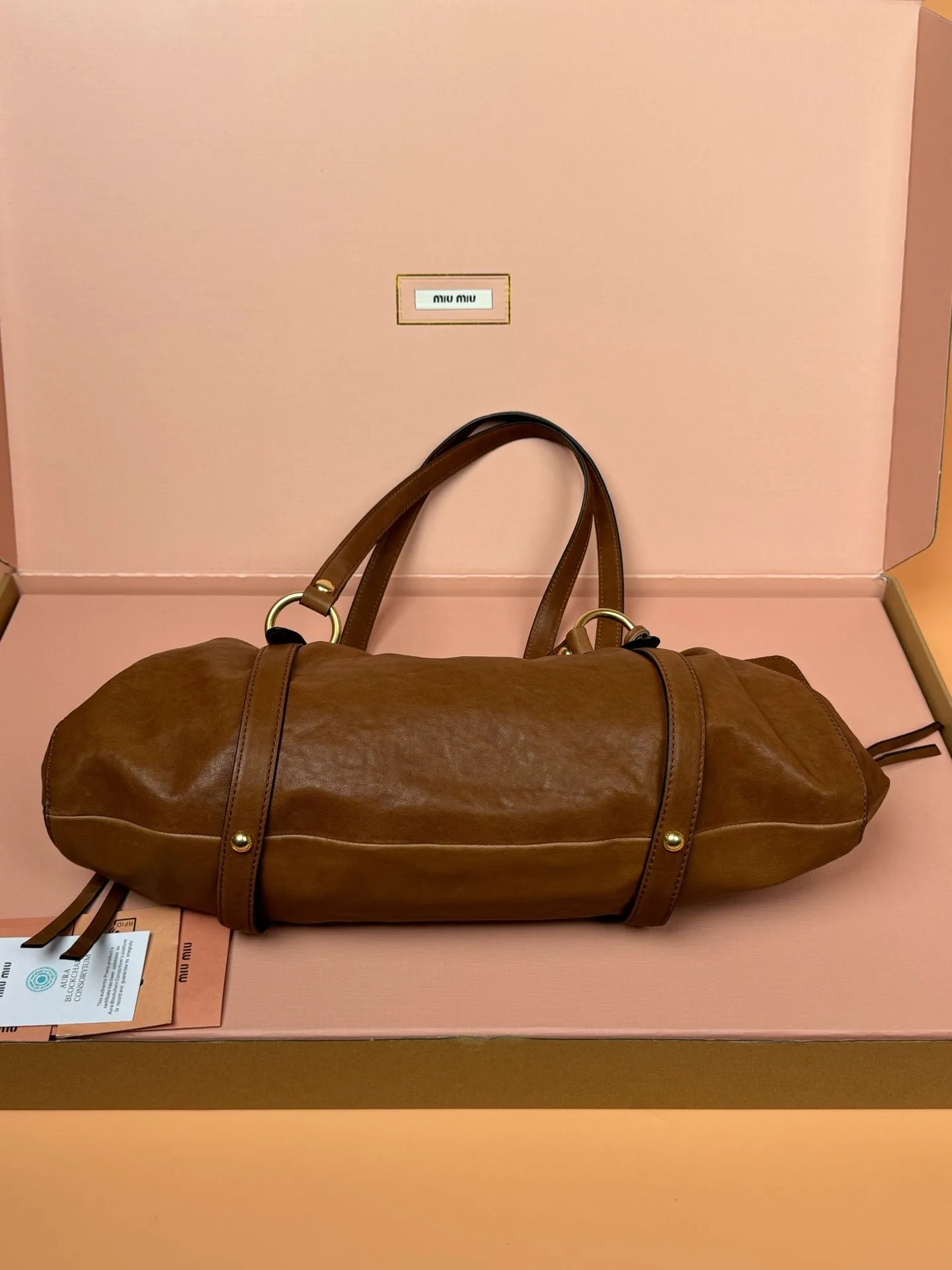 [Premium hardware original leather] p1900 joke nappa sheepskin handbag/shoulder bag ~ Cognac color The new joie is made of nappa sheepskin and decorated with exquisite pendants and letter logos to increase brand recognition. Size: w44×h16×d10.5cm No.: 5bg289