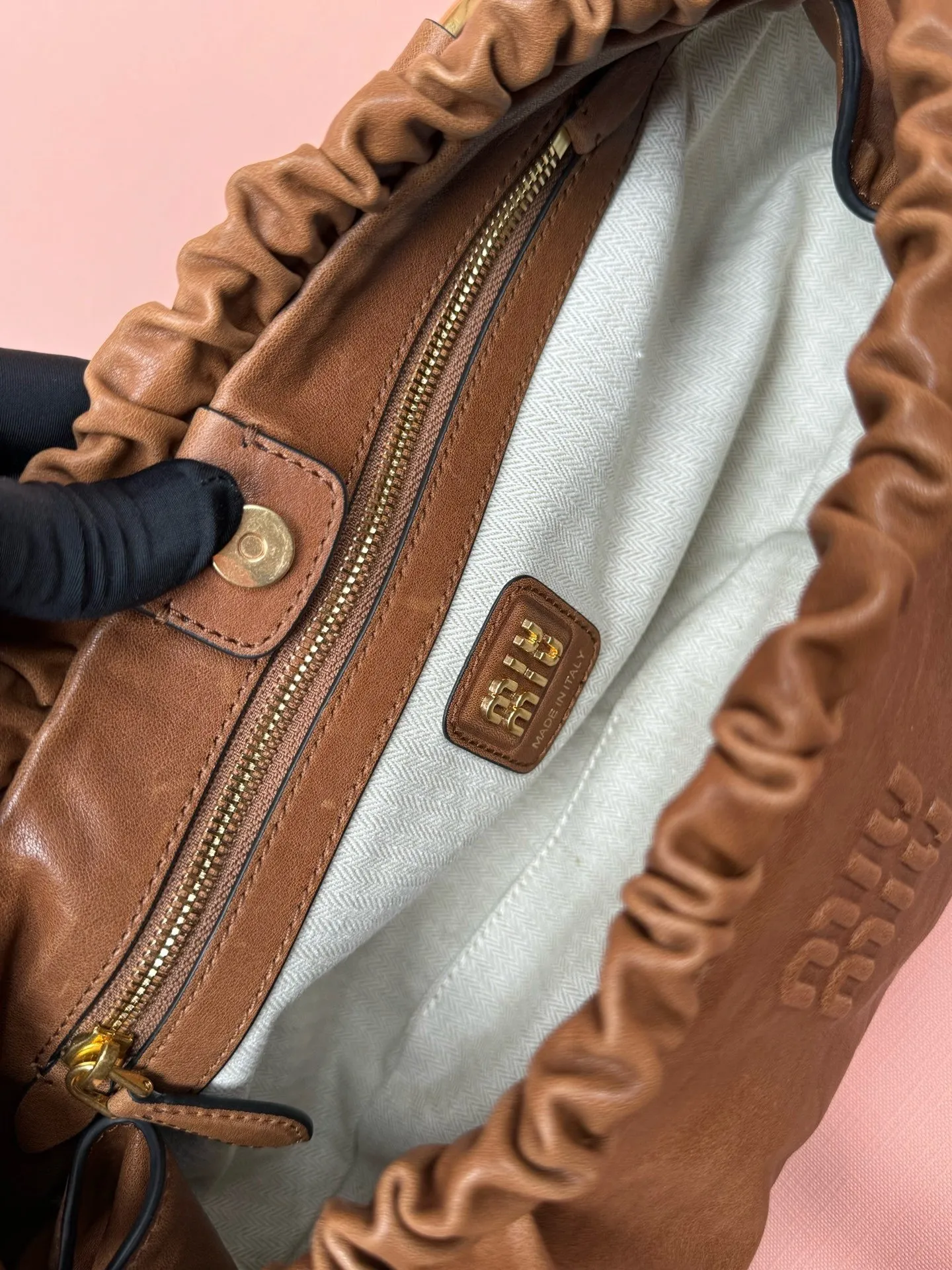 [Premium hardware original leather] p1900 joke nappa sheepskin handbag/shoulder bag ~ Cognac color The new joie is made of nappa sheepskin and decorated with exquisite pendants and letter logos to increase brand recognition. Size: w44×h16×d10.5cm No.: 5bg289