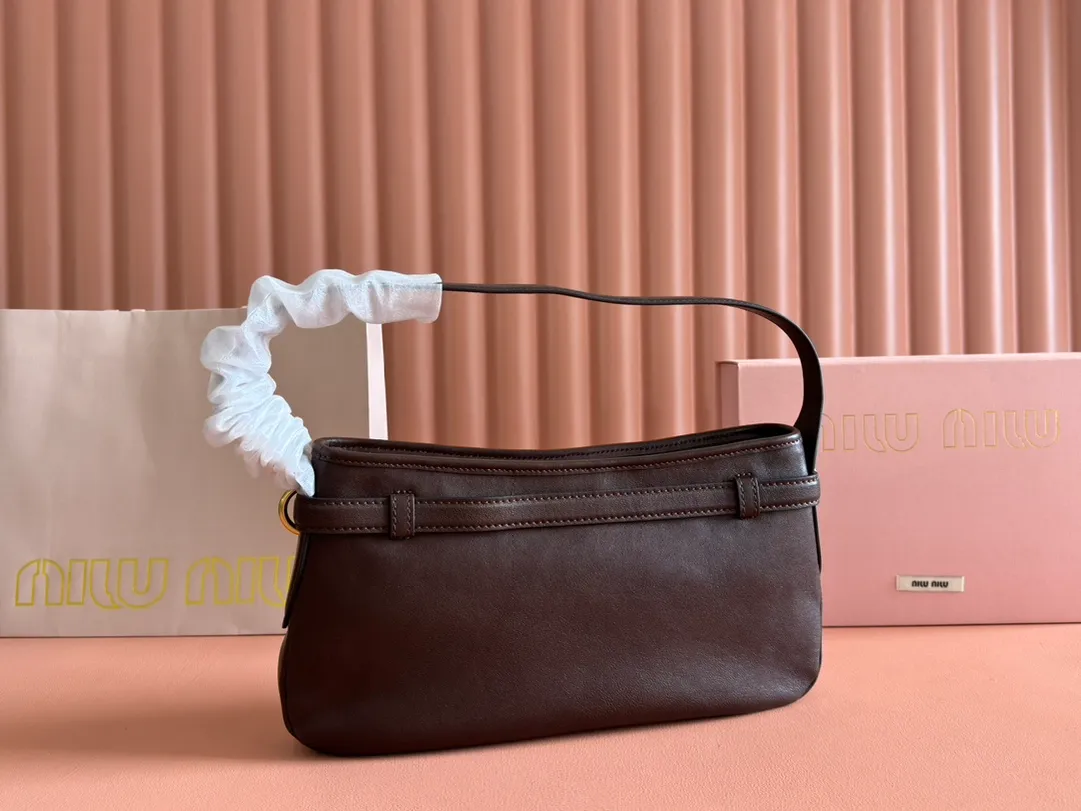 p1700. 💋💋💋"With full set of original counter packaging" [New product] New popular underarm second-hand bag, made of new soft fat sheepskin, soft and high-grade leather. This Aventure leather handbag is inspired by the 2009 M series archival design. The structure has been adjusted to reinterpret the unique shape and give it a new personality. It is decorated with embossed letter logo and adds iconic elements. Retro gold hardware, linen blend lining, internal zipper pocket, long wrist suitable for hand carry or shoulder Model: 5BC182. Size 33x19x5cm Color: brown/original leather. Made in Italy