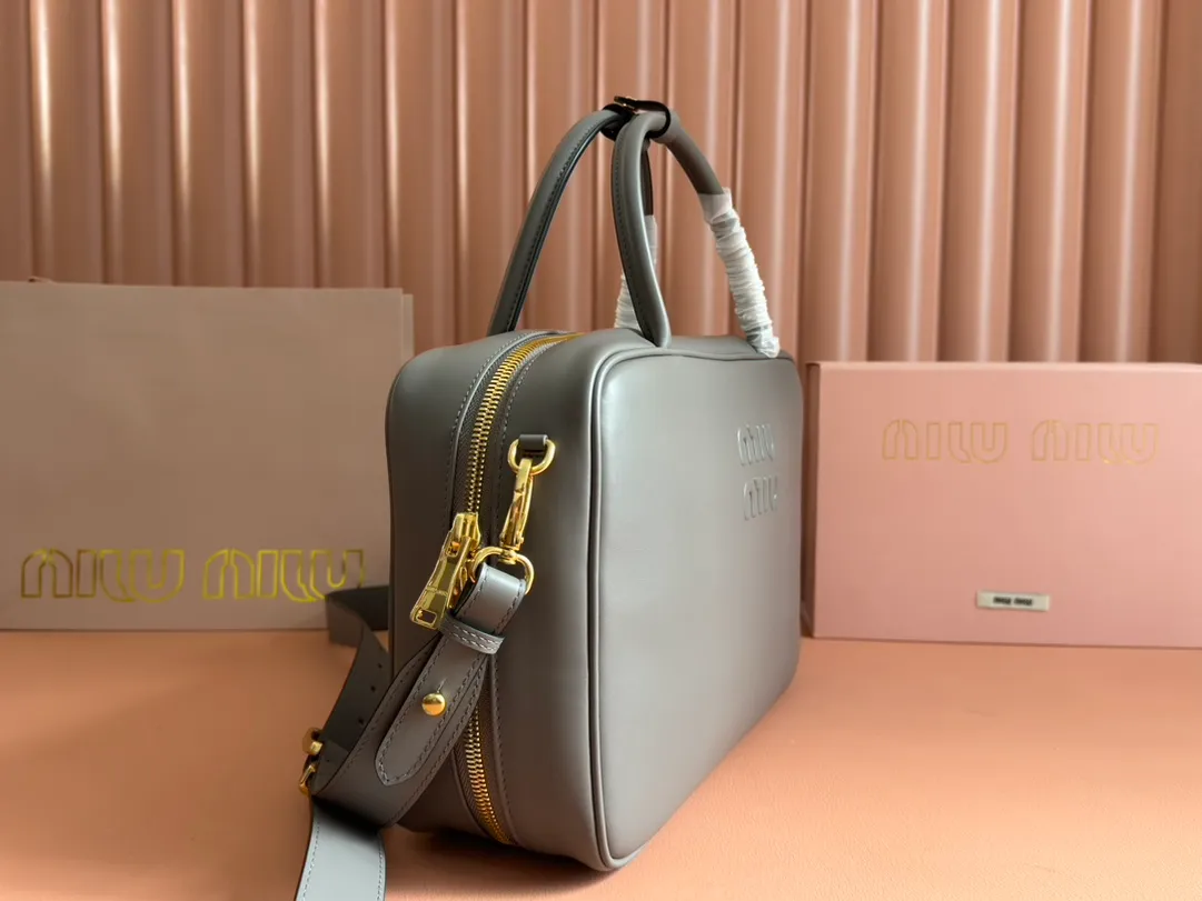 p2000. MIU's new product [original leather with counter packaging] Beau cow leather second generation handbag/with shoulder strap ~ brown mud stone gray [new version briefcase] 5bb117 This Beau handbag is made of soft and smooth cow leather, with exquisite details such as gold-plated hardware and accessories, and the embossed letter logo highlights the classic style. Size:W34×H23×D10cm