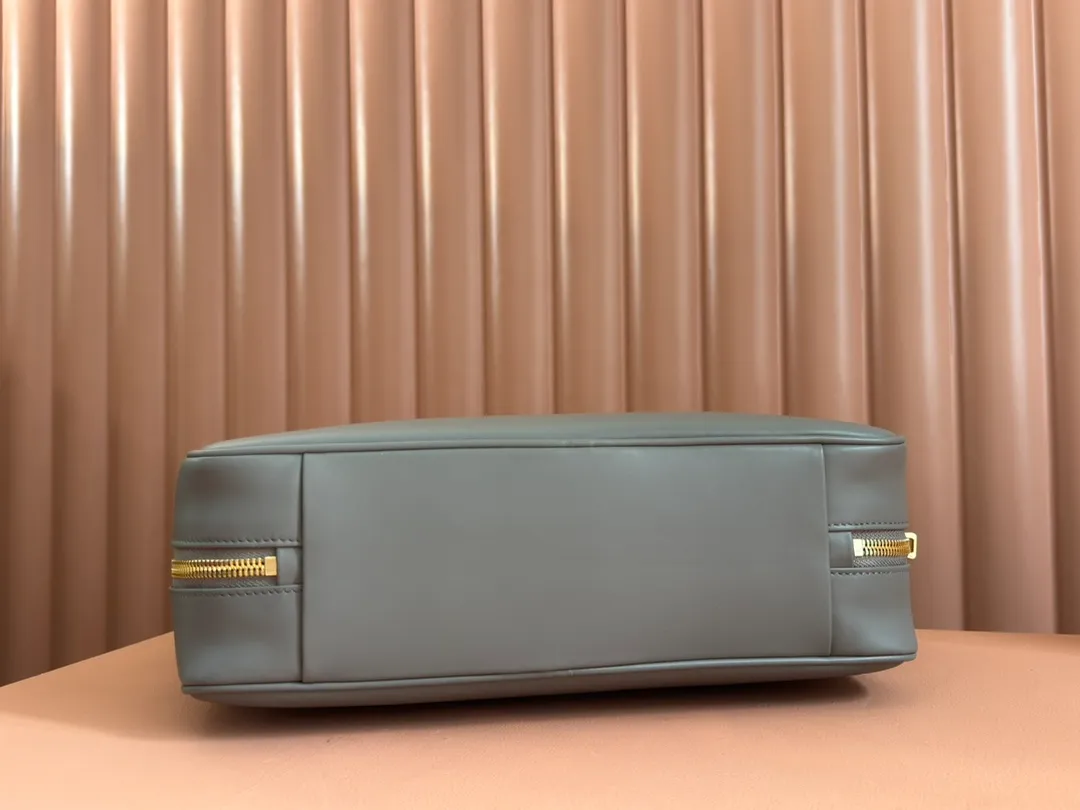 p2000. MIU's new product [original leather with counter packaging] Beau cow leather second generation handbag/with shoulder strap ~ brown mud stone gray [new version briefcase] 5bb117 This Beau handbag is made of soft and smooth cow leather, with exquisite details such as gold-plated hardware and accessories, and the embossed letter logo highlights the classic style. Size:W34×H23×D10cm