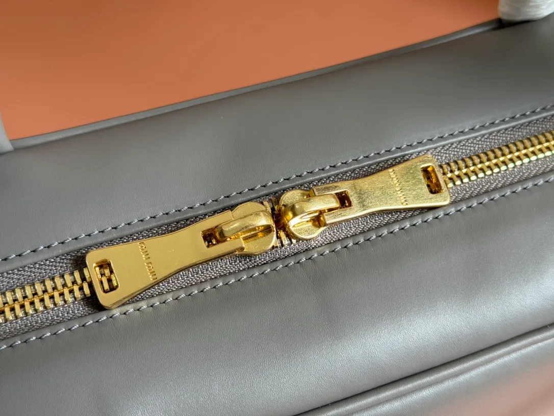 p2000. MIU's new product [original leather with counter packaging] Beau cow leather second generation handbag/with shoulder strap ~ brown mud stone gray [new version briefcase] 5bb117 This Beau handbag is made of soft and smooth cow leather, with exquisite details such as gold-plated hardware and accessories, and the embossed letter logo highlights the classic style. Size:W34×H23×D10cm