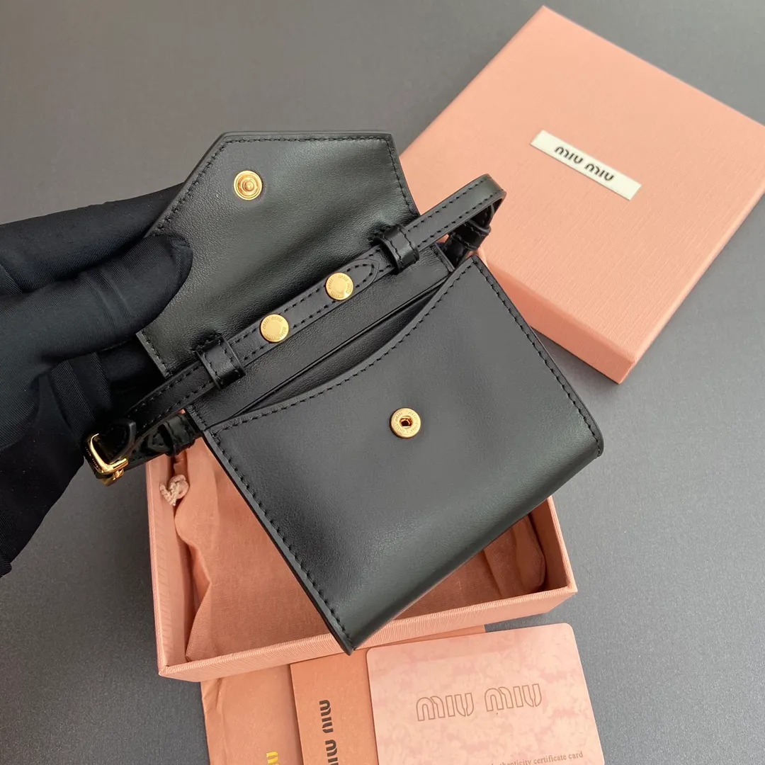 [Premium Hardware Original Leather] ¥840 ~ Black imported cow leather and rope shoulder strap cow leather wallet. The shoulder strap of this urban style wallet is embellished with ropes that are full of rugged, playful and sporty style, creating a contrasting effect of color, texture and style. - Snap button closure - Metal letter logo - Four card slots - Lined - Detachable and adjustable shoulder strap Size: w10.5×h8.5×2cm No.: 5MT024_ 024 _ MM032