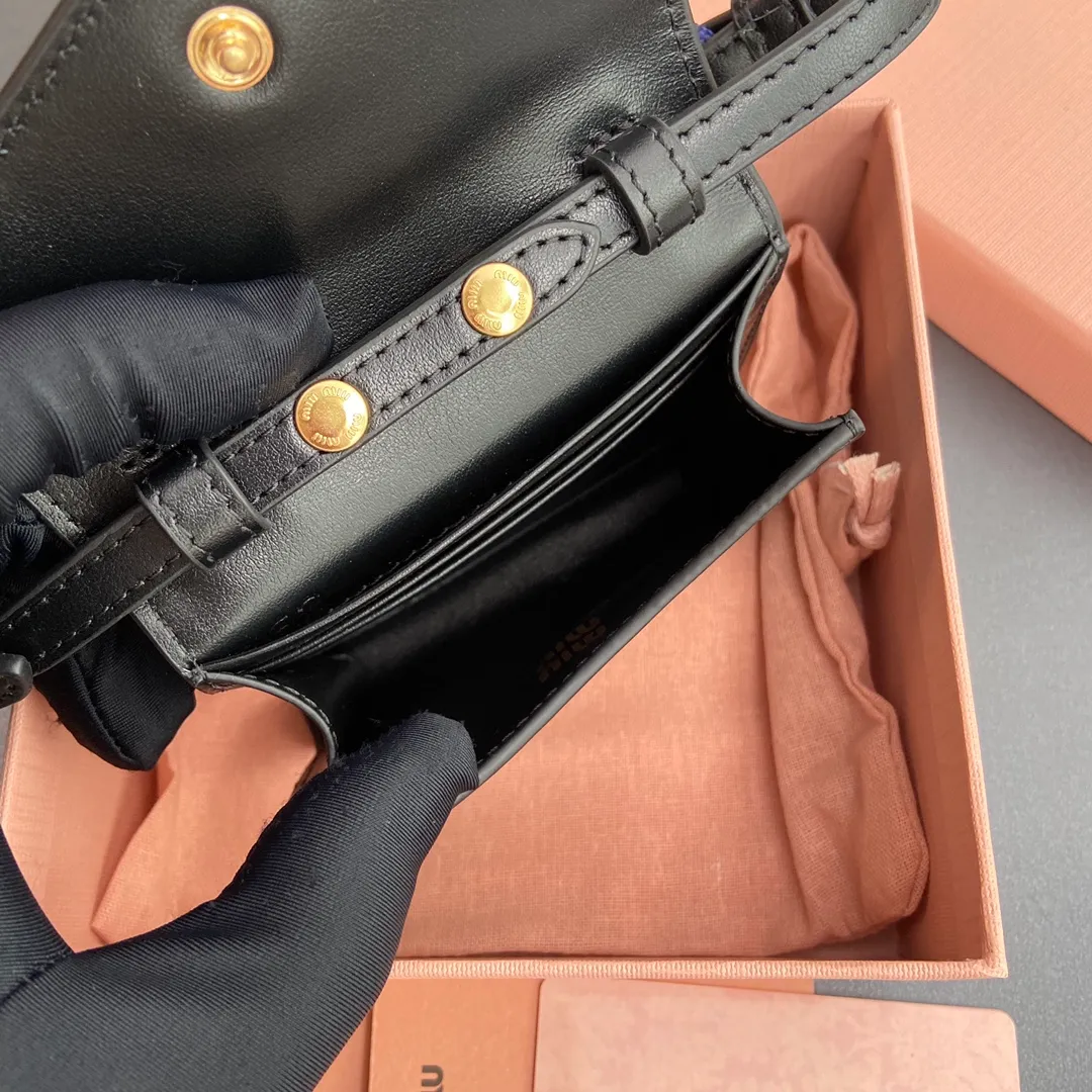 [Premium Hardware Original Leather] ¥840 ~ Black imported cow leather and rope shoulder strap cow leather wallet. The shoulder strap of this urban style wallet is embellished with ropes that are full of rugged, playful and sporty style, creating a contrasting effect of color, texture and style. - Snap button closure - Metal letter logo - Four card slots - Lined - Detachable and adjustable shoulder strap Size: w10.5×h8.5×2cm No.: 5MT024_ 024 _ MM032