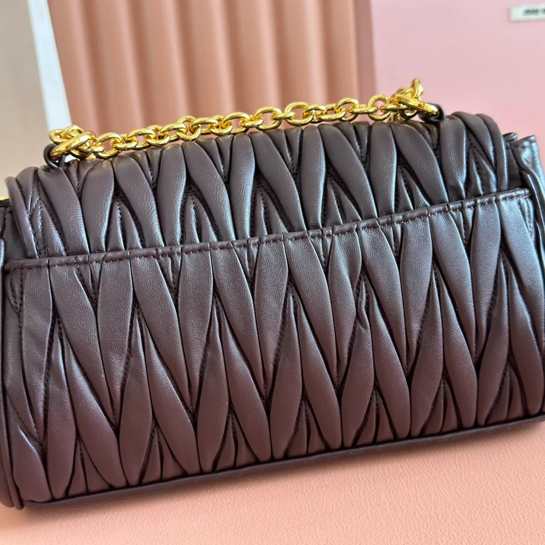 p1800💋💋💋【Original leather configuration counter packaging】MiuM's new baguette bag, this shoulder bag continues the classic design, using lightweight padded leather design, unique, top-grade calfskin material, with elegant front flap and adjustable metal shoulder straps, various styles, exquisite and elegant, casual and lazy, daily casual, work and commuting, looks good no matter what. Model: 5bd266. Size: 24X13.5X9cm