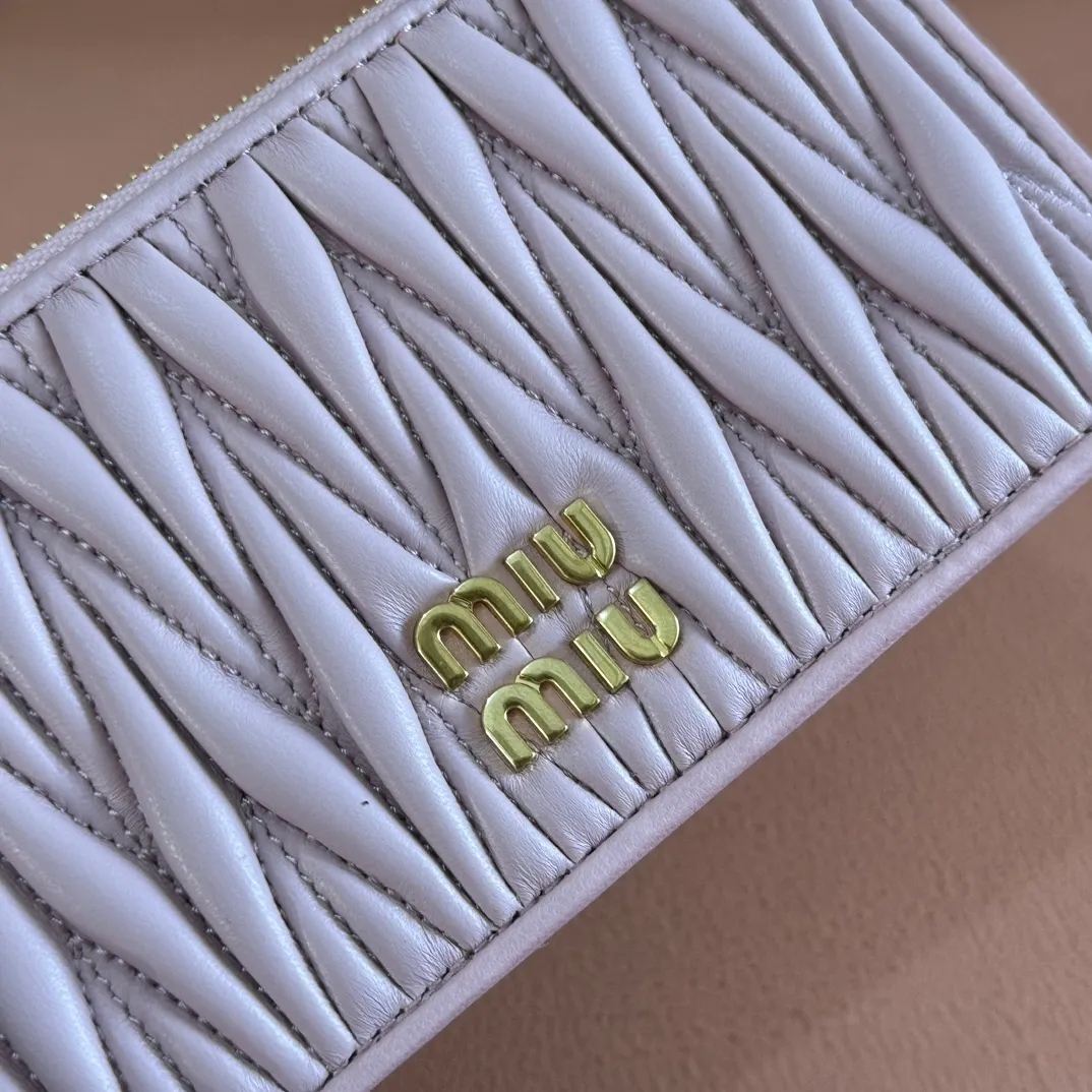 p520. 💋💋💋【Full set of packaging at the counter】🔥 MM💗pocket wallet💗The latest version of the card holder, model: 5MB006 light pink🔥🆕🆕💃💃top imported lambskin material🐮👋Matelasse pattern, zipper closure, miu logo hot stamping inside 💞Six card slots on the back, 💅💅 size: 8X15.