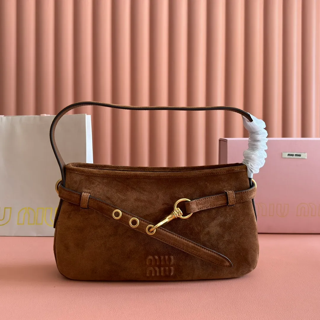 p1560💋💋💋"With full set of original counter packaging" [New product] New popular underarm second-hand bag, using new soft fat sheepskin, soft and high-grade leather, this Aventure leather handbag is inspired by the 2009 M series collection design , the structure has been adjusted to reinterpret the unique shape and give it a new personality. It is decorated with an embossed letter logo to add a signature element. Antique gold hardware, linen blend lining, interior zip pocket, long wrist suitable for hand or shoulder use Model: 5BC182. Size 33x19x5cm Color: brown matte/original leather. Made in Italy