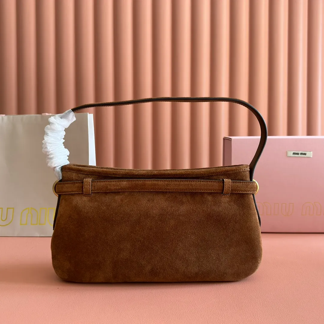 p1560💋💋💋"With full set of original counter packaging" [New product] New popular underarm second-hand bag, using new soft fat sheepskin, soft and high-grade leather, this Aventure leather handbag is inspired by the 2009 M series collection design , the structure has been adjusted to reinterpret the unique shape and give it a new personality. It is decorated with an embossed letter logo to add a signature element. Antique gold hardware, linen blend lining, interior zip pocket, long wrist suitable for hand or shoulder use Model: 5BC182. Size 33x19x5cm Color: brown matte/original leather. Made in Italy