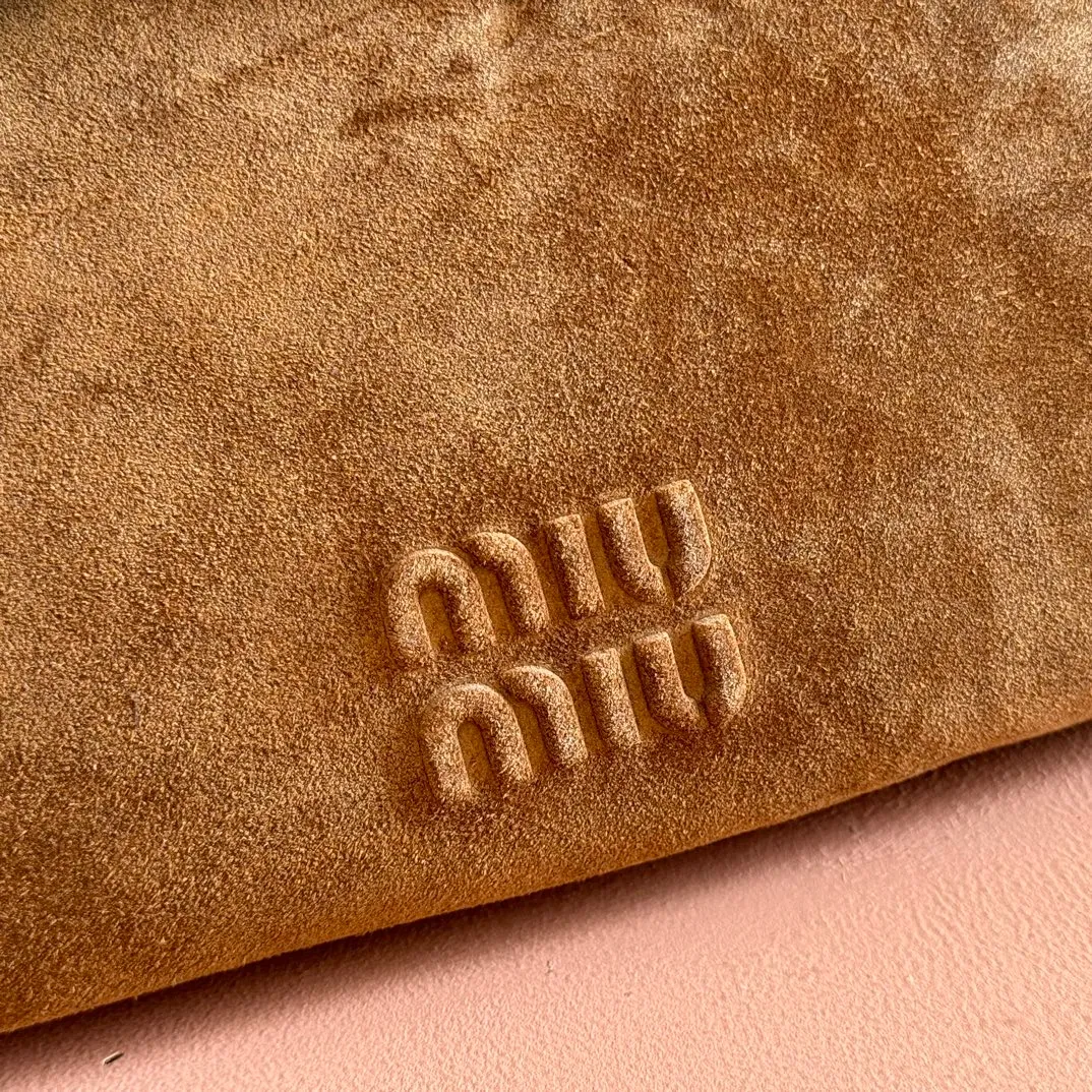 p1560💋💋💋"With full set of original counter packaging" [New product] New popular underarm second-hand bag, using new soft fat sheepskin, soft and high-grade leather, this Aventure leather handbag is inspired by the 2009 M series collection design , the structure has been adjusted to reinterpret the unique shape and give it a new personality. It is decorated with an embossed letter logo to add a signature element. Antique gold hardware, linen blend lining, interior zip pocket, long wrist suitable for hand or shoulder use Model: 5BC182. Size 33x19x5cm Color: brown matte/original leather. Made in Italy