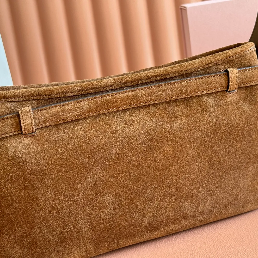 p1560💋💋💋"With full set of original counter packaging" [New product] New popular underarm second-hand bag, using new soft fat sheepskin, soft and high-grade leather, this Aventure leather handbag is inspired by the 2009 M series collection design , the structure has been adjusted to reinterpret the unique shape and give it a new personality. It is decorated with an embossed letter logo to add a signature element. Antique gold hardware, linen blend lining, interior zip pocket, long wrist suitable for hand or shoulder use Model: 5BC182. Size 33x19x5cm Color: brown matte/original leather. Made in Italy