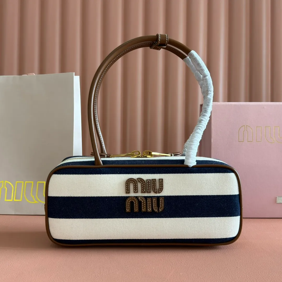 p1460💋💋💋【Full set of packaging at the counter】M's 25ss shoulder bag with stripes〰️ is very popular on the Internet. The super beautiful Beau handbag combines retro style with contemporary spirit, it's really cool! ! Made of top-grade imported calfskin, the leather is smooth, delicate and soft, and it looks nice when carried on the back. The simple design is easy to match, and the capacity can hold daily necessities. It is exquisite and compact. With unique handles and hanging details, it shows functionality and personality. Model: 5BB173. Size: 28x11.5x8cm