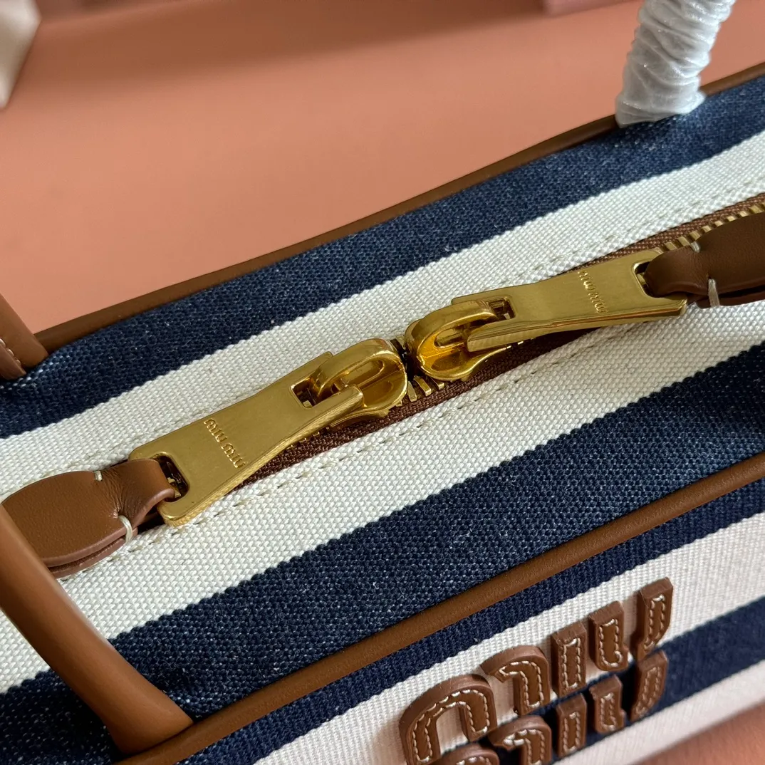 p1460💋💋💋【Full set of packaging at the counter】M's 25ss shoulder bag with stripes〰️ is very popular on the Internet. The super beautiful Beau handbag combines retro style with contemporary spirit, it's really cool! ! Made of top-grade imported calfskin, the leather is smooth, delicate and soft, and it looks nice when carried on the back. The simple design is easy to match, and the capacity can hold daily necessities. It is exquisite and compact. With unique handles and hanging details, it shows functionality and personality. Model: 5BB173. Size: 28x11.5x8cm