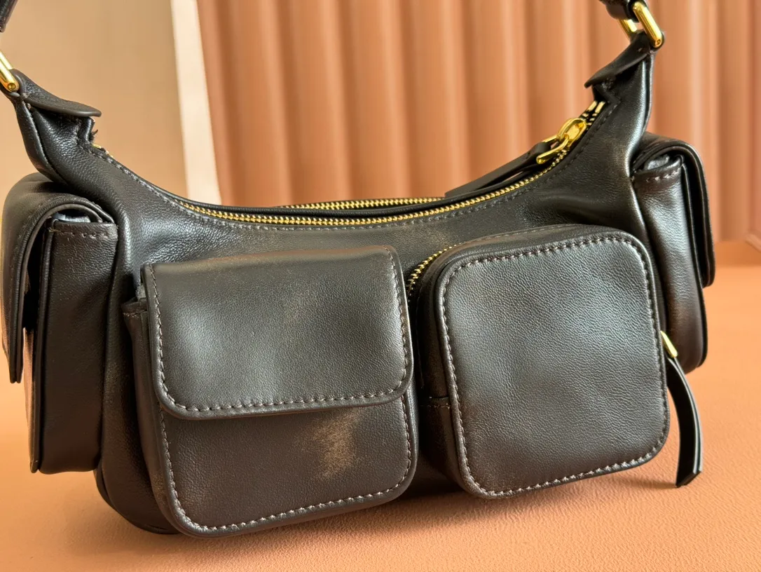 p1960💋💋💋 [Equipped with full set of counter packaging, special grade hardware and original leather] Sheep leather Hobo underarm bag ~ Retro, this Hobo underarm bag reveals a charming modern urban style. The multi-pocket design blurs the line between function and decoration, and the iconic lettering logo injects distinctive personality. Gold hardware adds sparkling style. Size: W21×H12×D6cm No.: 5BC146