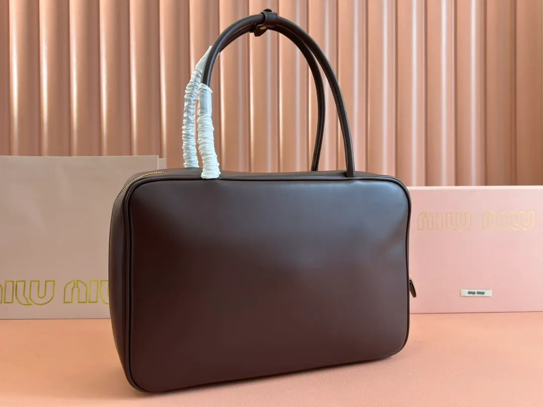 p1900. MIU's new product [Original leather with counter packaging] Beau cow leather handbag/shoulder bag ~ Stonewood color [New version briefcase] 5bb117 This Beau handbag is made of soft and smooth cow leather, with exquisite details such as gold-plated hardware and accessories, and the embossed letter logo highlights the classic style. Size:W34×H23×D10cm