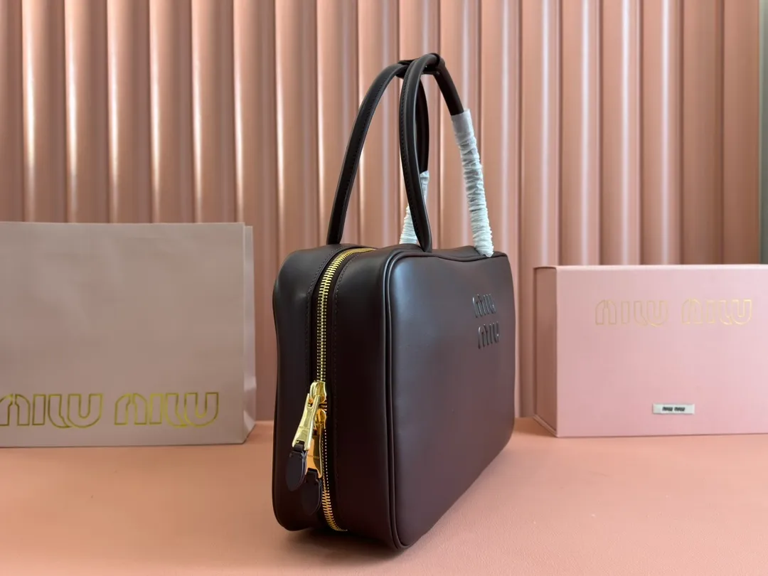 p1900. MIU's new product [Original leather with counter packaging] Beau cow leather handbag/shoulder bag ~ Stonewood color [New version briefcase] 5bb117 This Beau handbag is made of soft and smooth cow leather, with exquisite details such as gold-plated hardware and accessories, and the embossed letter logo highlights the classic style. Size:W34×H23×D10cm