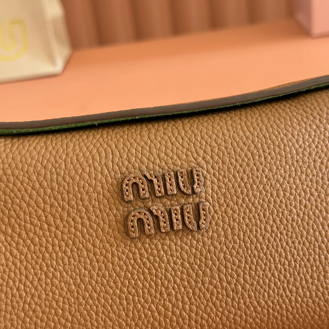 p1300💋💋💋[Original leather configuration counter complete package] 5BE097 Miu Japanese pop-up new crossbody bag, top imported cowhide, high-end leather texture, elegant and retro, soft but not collapsed, casual and lazy temperament, sweet and cool style, hand-sewn leather logo, details are online, suitable for commuting and shopping, practicality MAX, size: 18 X 10X 7cm