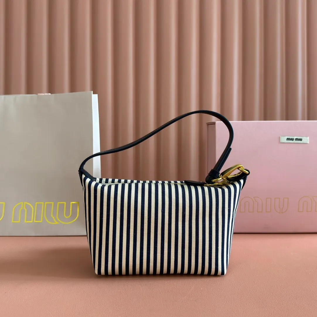 p960💋💋💋 [Configured with full counter package] 5NE841, new denim lunch box bag, unique stripes, iconic Miu logo on the front, cotton lining, super light, large capacity, looks good no matter how you wear it, suitable for all seasons, size: bottom length 19cm, opening width 25.5cm, height 14cm, bottom width 10cm