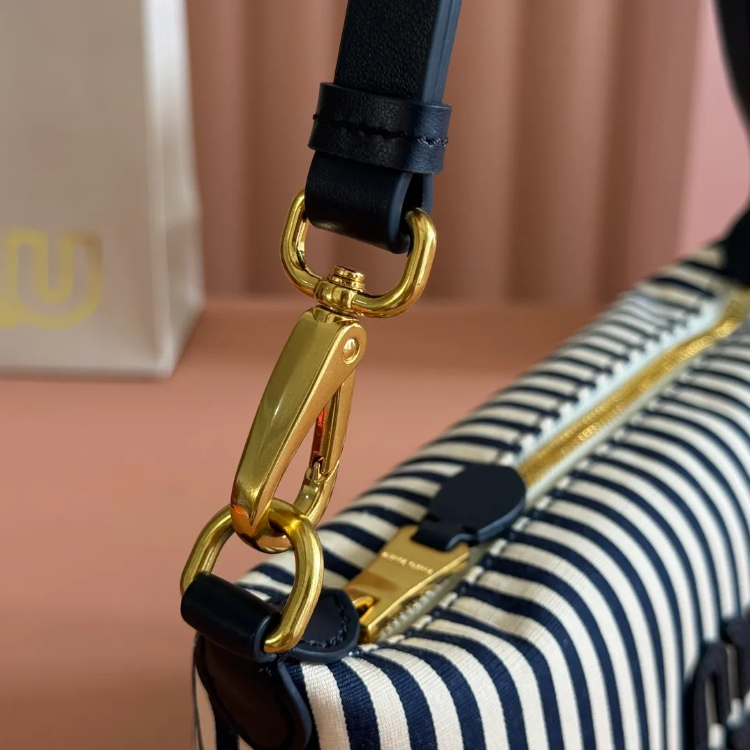 p960💋💋💋 [Configured with full counter package] 5NE841, new denim lunch box bag, unique stripes, iconic Miu logo on the front, cotton lining, super light, large capacity, looks good no matter how you wear it, suitable for all seasons, size: bottom length 19cm, opening width 25.5cm, height 14cm, bottom width 10cm