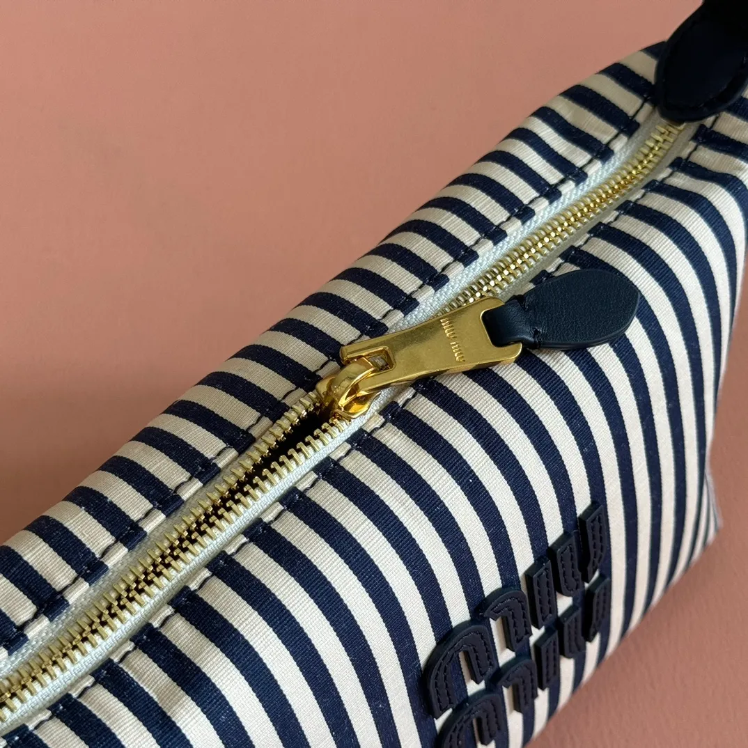 p960💋💋💋 [Configured with full counter package] 5NE841, new denim lunch box bag, unique stripes, iconic Miu logo on the front, cotton lining, super light, large capacity, looks good no matter how you wear it, suitable for all seasons, size: bottom length 19cm, opening width 25.5cm, height 14cm, bottom width 10cm