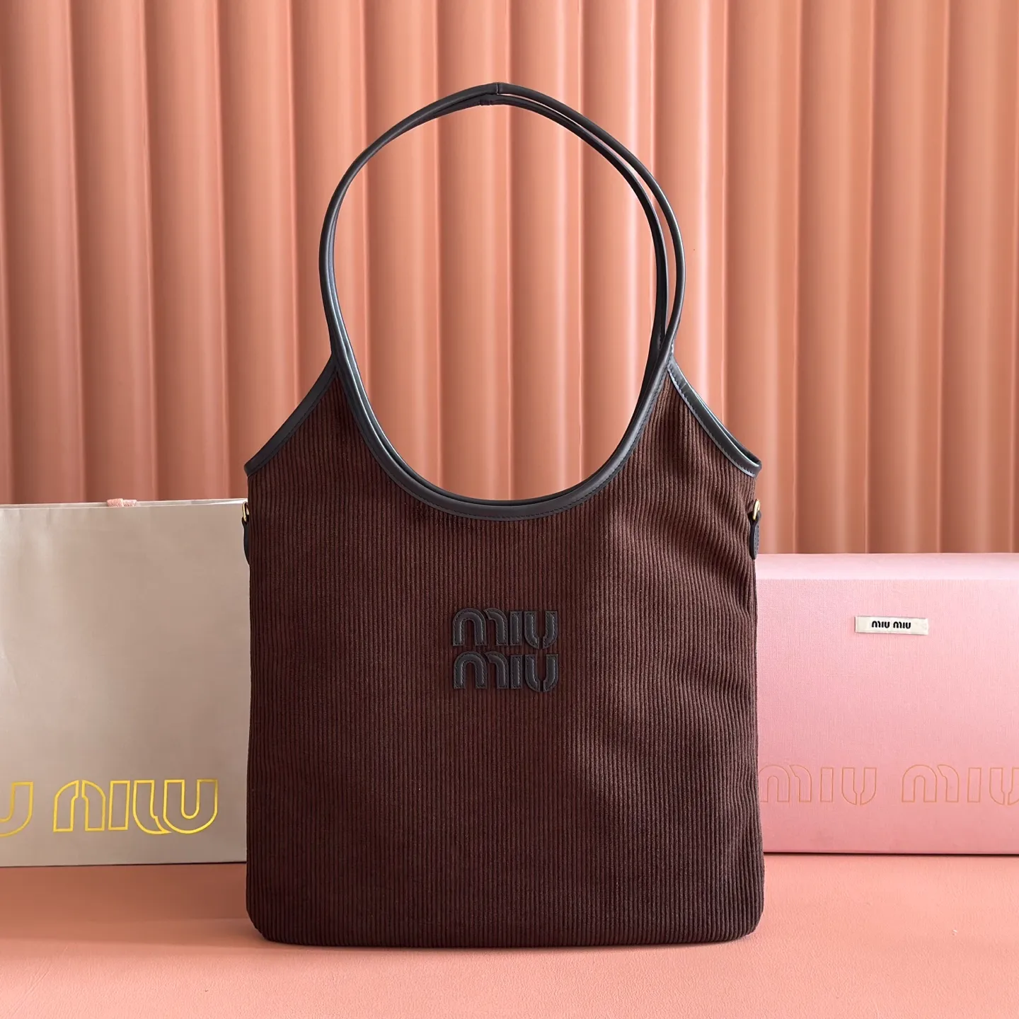 p1300💋💋💋【Full package with counter】Miu Women's IVY Corduroy Tote Shoulder Bag This classic tote bag is decorated with the Miu Miu letter logo, highlighting the classic style and being very recognizable. Simple underarm tote bag 🖤 The same color leather letter logo adds a unique and classic style! Gold hardware, leather lettering logo on front! Lined with zip pocket accents! Size: 35x40cm Style number: 500231